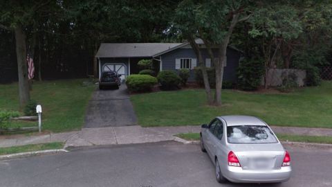 6 de la calle Ray Court, en Long Island, donde se encontró los cuerpos de las adolescentes asesinadas por MS-13 Kayla Cuevas y Nisa Mickens