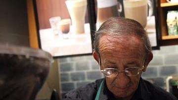 Ancianos se reincorporan al campo laboral.