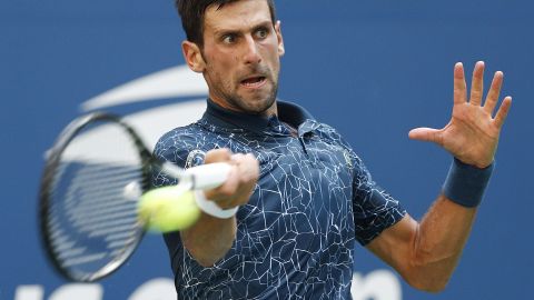 Novak Djokovic devuelve una bola a Joao Sousa.