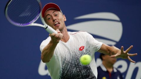 El australiano John Millman devuelve una bola al suizo Roger Federer.