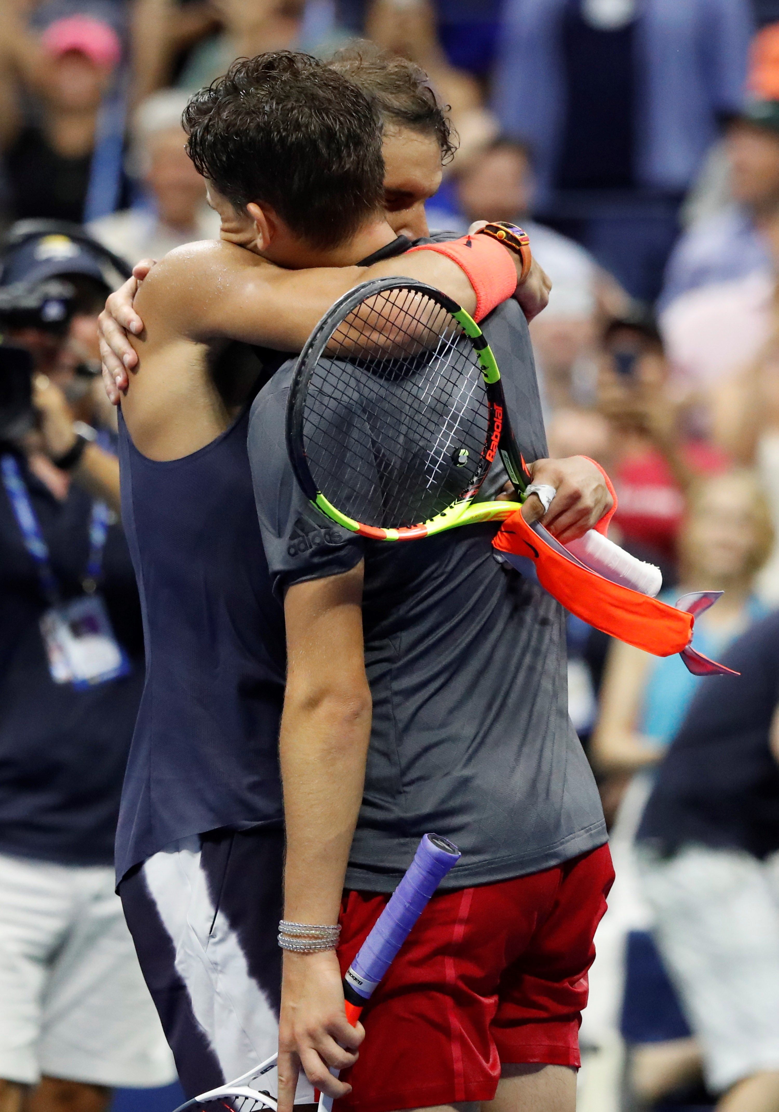Nadal y Thiem se abrazan al terminar el partido. / Foto: EFE