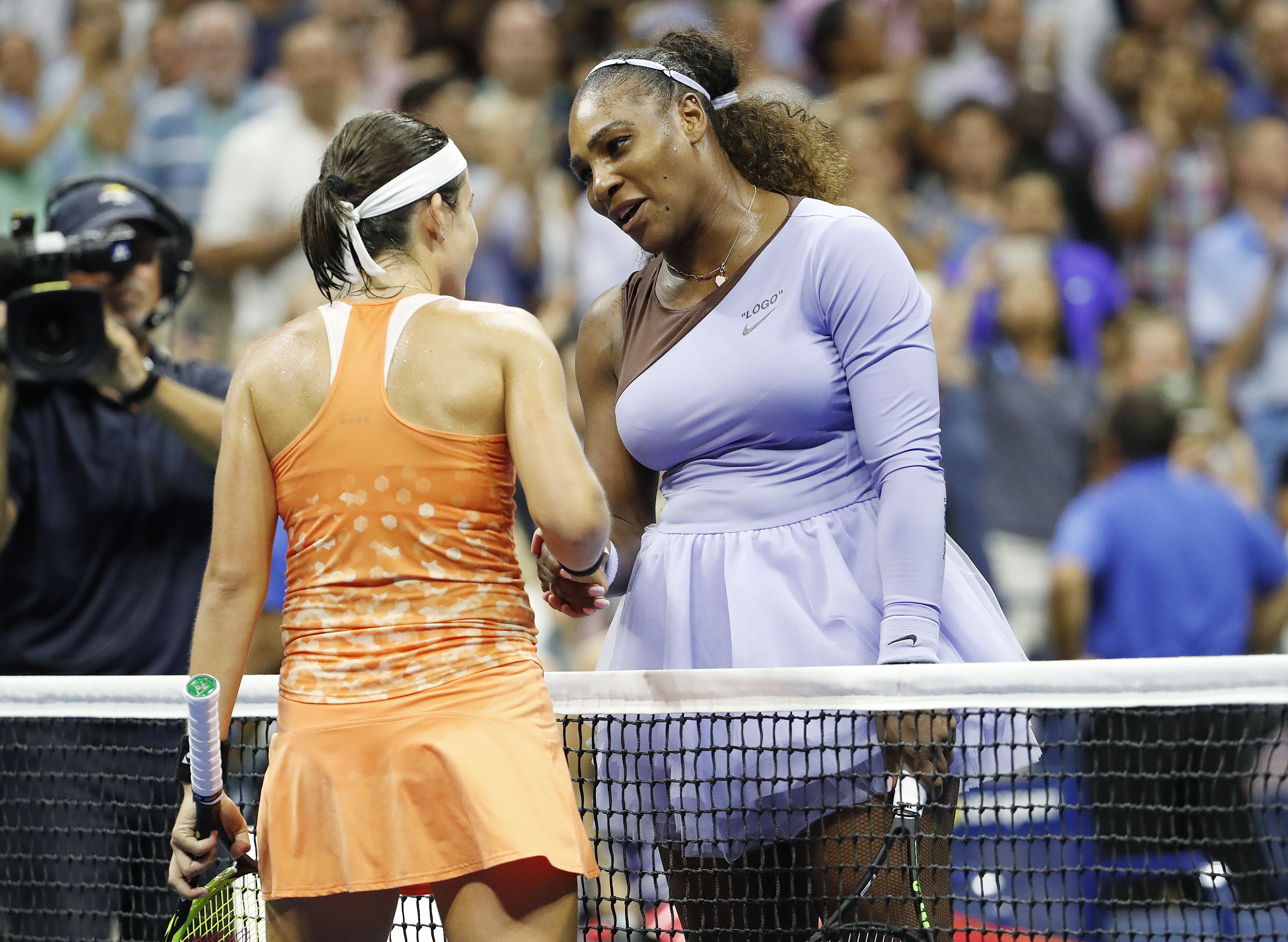 Serena y Sevastova se saludan tras el último punto. / Foto: EFE