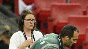 El jugador Luke Shaw sufrió un fuerte golpe en la cabeza y fue retirado con un collarín