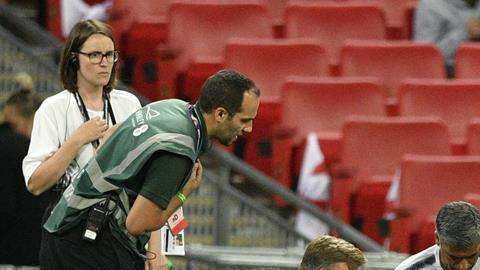 El jugador Luke Shaw sufrió un fuerte golpe en la cabeza y fue retirado con un collarín