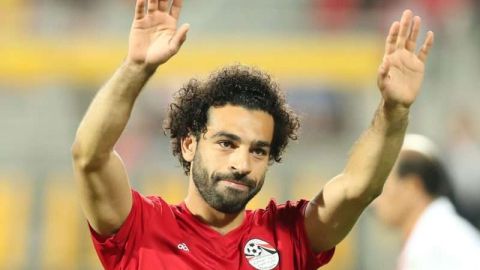 El egipcio Mohamed Salah es alabado por su técnico, el mexicano Javier Aguirre. (Foto: EFE/EPA/KHALED ELFIQI)