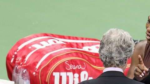 Serena Williams discute con el referee en jefe del US Open Brian Earley. (Foto: EFE/EPA/BRIAN HIRSCHFELD)