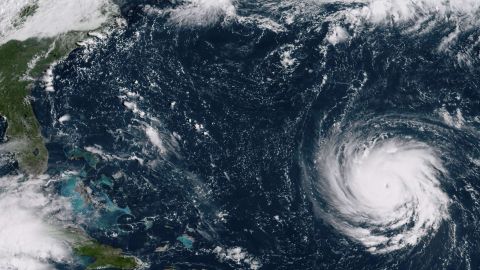 Fotografía cedida por la NOAA que muestra el huracán Florence moviéndose hacia la costa este de EEUU.