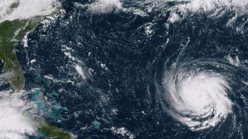 Fotografía cedida por la NOAA que muestra el huracán Florence moviéndose hacia la costa este de EEUU.