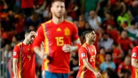 La síntesis del partido en Elche. Luka Modric sufría mientras España goleaba a Croacia. (Foto: EFE/ Manuel Ramón)