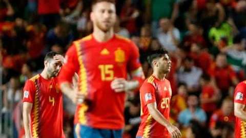 La síntesis del partido en Elche. Luka Modric sufría mientras España goleaba a Croacia. (Foto: EFE/ Manuel Ramón)