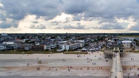 Vista del muelle de pesca de Johnny Mercer sobre la costa en el Océano Atlántico este martes, dos días antes de que llegue el huracán Florence en Wrightsville Beach, Carolina del Norte.