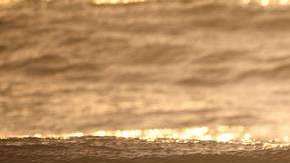 Un hombre surfea las olas en el Océano Atlántico en la playa Wrightsville en Carolina del Norte, estado que espera el azote de Florence.