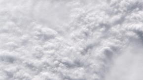 Fotografía cedida por la NASA muestra el ojo del huracán Florence sobre el océano Atlántico hoy, 12 de septiembre del 2018.