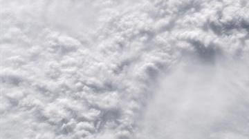 Fotografía cedida por la NASA muestra el ojo del huracán Florence sobre el océano Atlántico hoy, 12 de septiembre del 2018.