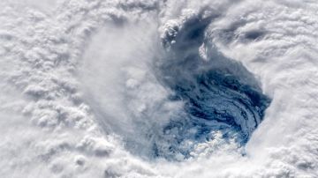 Fotografía cedida por la NASA muestra el ojo del huracán Florence sobre el océano Atlántico hoy, 12 de septiembre del 2018.