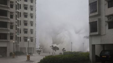 La marea provocada por el tifón.. EFE/EPA/ALEX HOFFORD