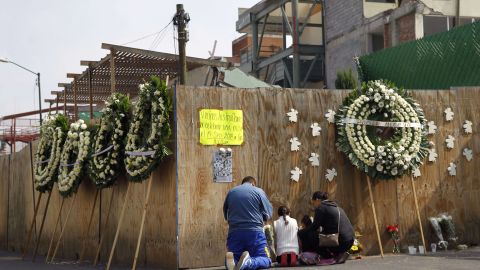 Familiares de los niños que perdieron la vida en el Colegio Rebsamen durante el terremoto de 2017.