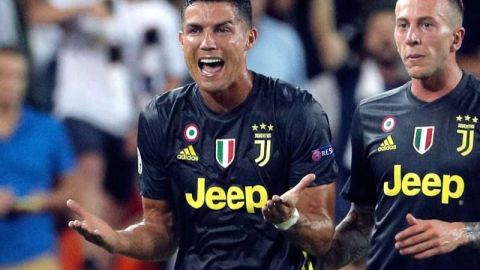 La Juventus se quedó temprano sin Cristiano Ronaldo por una roja directa. (Foto: EFE/ Juan Carlos Cárdenas)