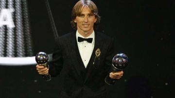 El croata Luka Modric, posa con su premio 'The Best' de la FIFA a mejor jugador. (Foto: EFE/Neil Hall)