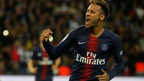 El brasileño Neymar Jr. resaltó sobre y bajo la pasarela de la Semana de la Moda de París.. (Foto: EFE/ETIENNE LAURENT)