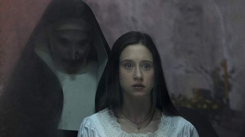 Taissa Farmiga y Bonnie Aarons (detrás). / Foto: Warner Bros. Entertainment Inc