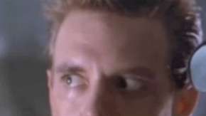 Al Matthews (Der.) en su papel del soldado Apone.