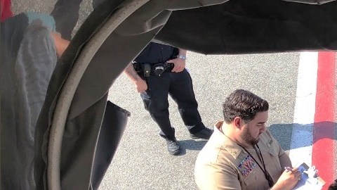 Pasajeros evaluados al descender del avión
