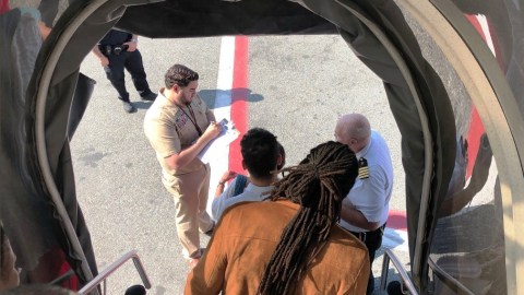 Pasajeros evaluados al descender del avión