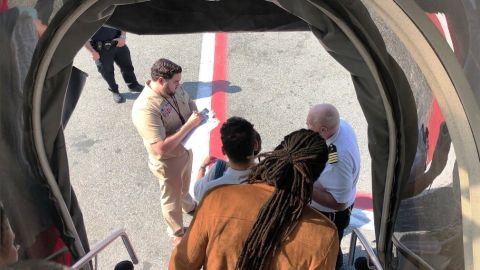 Pasajeros evaluados al descender del avión