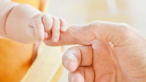 Los abuelos pasaron a ser los padres de su nieto.