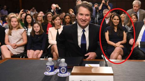 Zina Bash atrás de Kavanaugh. Getty Images