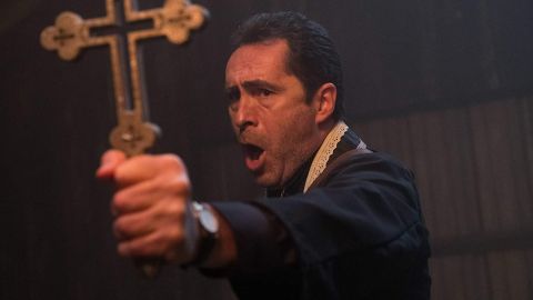 Demián Bichir es el Padre Burke en 'The Nun'.