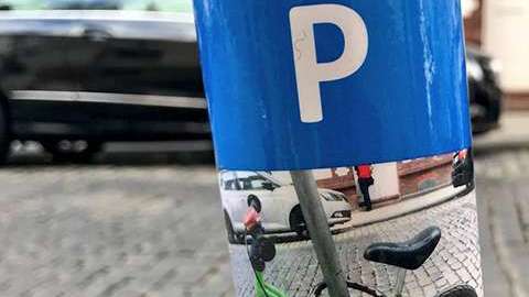 El parking que un extraño reservó para la bicicleta de un niño.