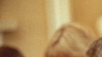 El presidente George W. Bush baja su cabeza en señal de solemnidad en medio de una oración encabezada por el secretario de Defensa, Donald Rumsfeld, en una reunión de gabinete el 14 de septiembre de 2001.