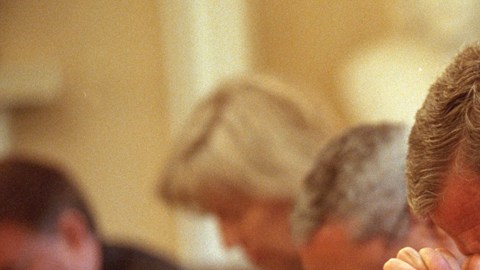 El presidente George W. Bush baja su cabeza en señal de solemnidad en medio de una oración encabezada por el secretario de Defensa, Donald Rumsfeld, en una reunión de gabinete el 14 de septiembre de 2001.