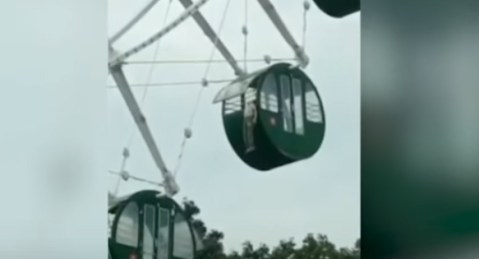 El detalle de que su cabeza quedó atascada, impidió que el menor cayera al vacío.