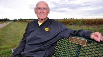 Bob Williams de Long Grove, Iowa, sentado en el banco dedicada a su difunta esposa.