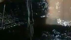 El chofer jamás se percató que el hombre estaba detrás del camión.