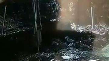 El chofer jamás se percató que el hombre estaba detrás del camión.