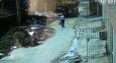 El chofer jamás se percató que el hombre estaba detrás del camión.