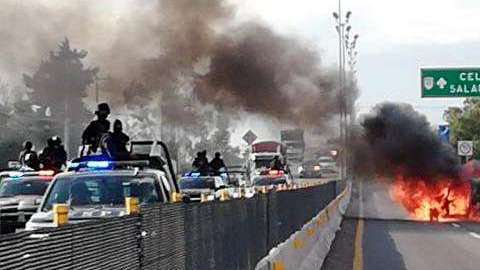 Bloquean con autos incendiados carretera en Guanajuato.