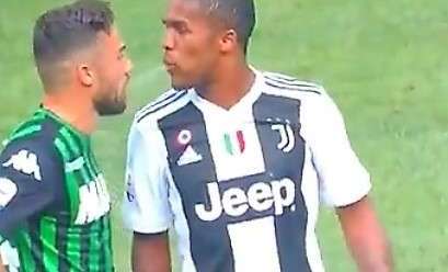 El brasileño Douglas Costa perdió la cabeza.