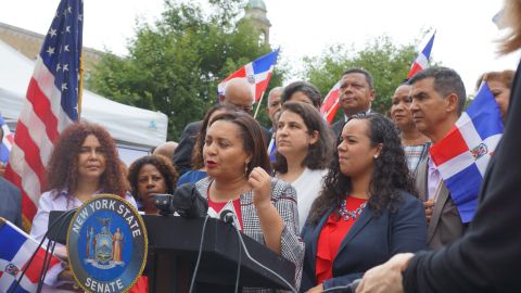 La senadora estatal mari Sol Alcántara con la asambleísta Carmen de la Rosa, el concejal Ydanis Rodríguez y otras personalidades de la vida social y política del vecindario.