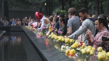 Familiares y turistas en la Zona Cero en el 17 aniversario del 9-11. Foto Mariela Lombard