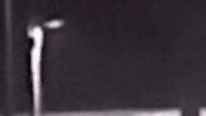 Se aprecia claramente a una figura gris andando.