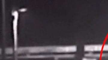 Se aprecia claramente a una figura gris andando.