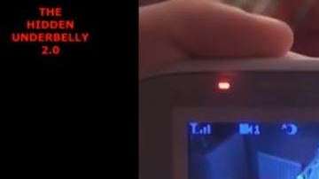 Se puede ver algo luminoso al lado de la cuna.