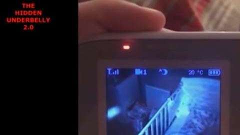 Se puede ver algo luminoso al lado de la cuna.