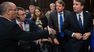 Fred Guttenberg intenta estrechar la mano de Brett Kavanough. SAUL LOEB/AFP/Getty Images