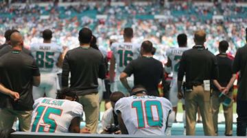 Kenny Stills y Albert Wilson de los Miami Dolphins se hincaron durante el himno.  (Foto: Marc Serota/Getty Images)